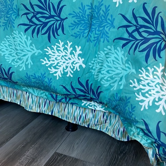 Turquoise queen comforter set. - Picture 3 of 6